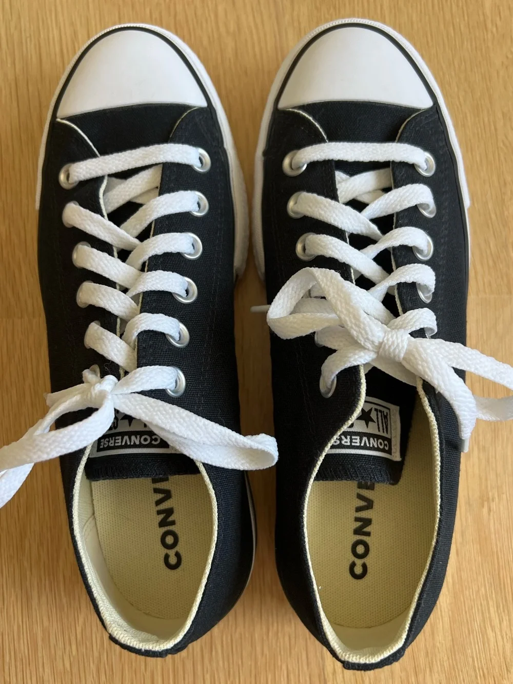 Converse Chuck Taylor All Star Black and White Low-Top Canvas Sneakers, Size 8